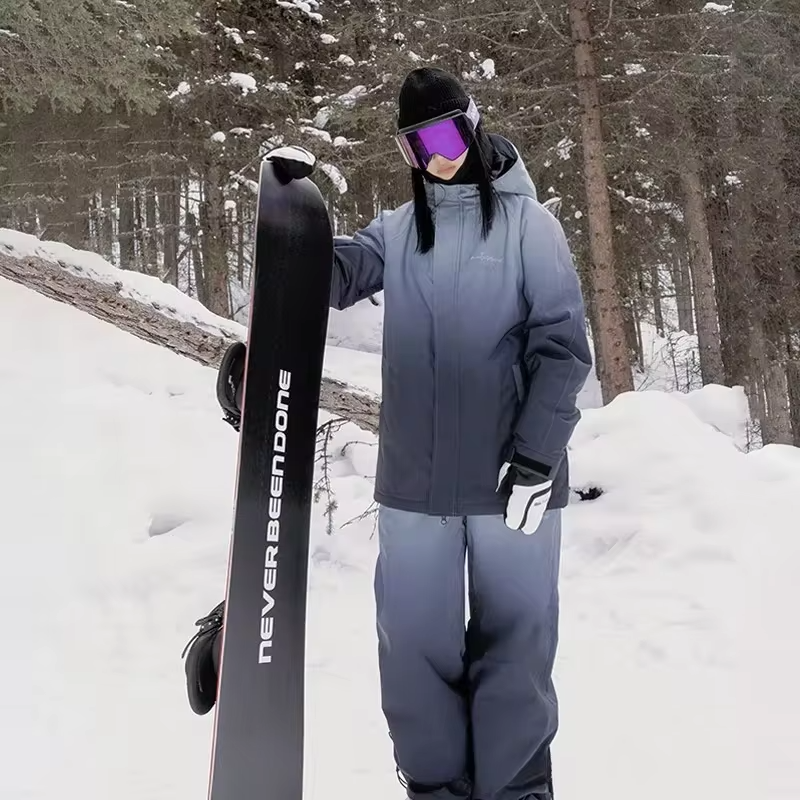 Unique Gradient Loose Snowboard Suits with Matched Pants